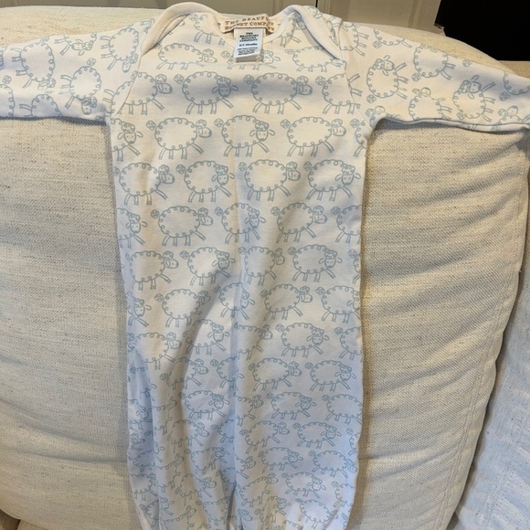 TBBC baby gown with lamb design - Picture 1 of 1